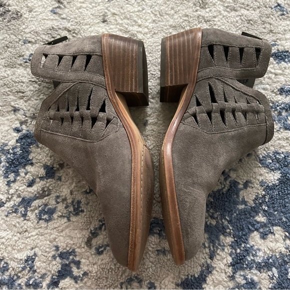Vince Camuto Peera Cutout Ankle Bootie Boots Suede Leather Size 7 Grey - Picture 3 of 10